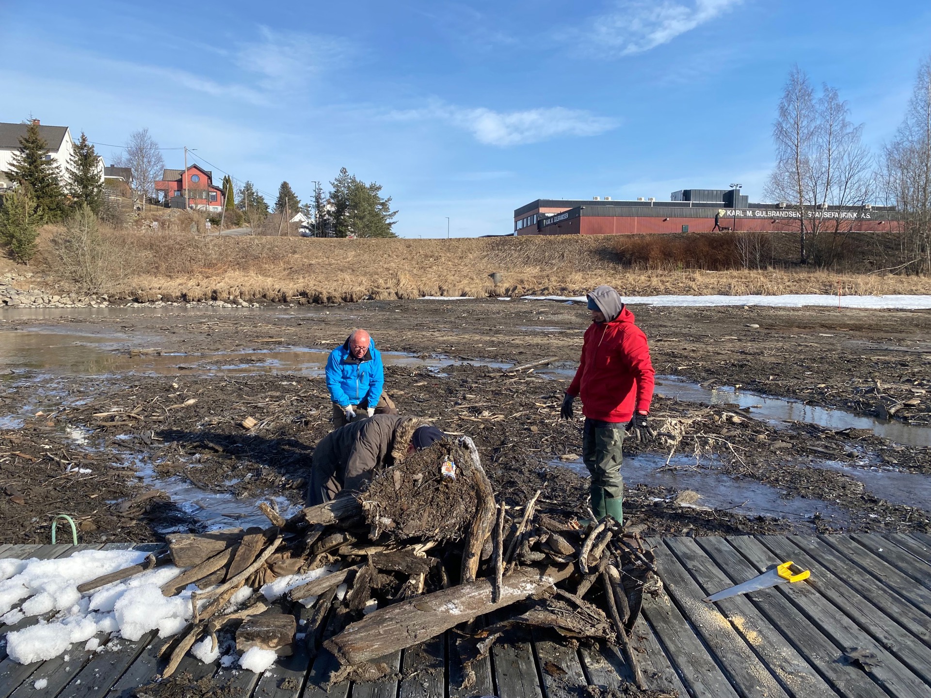 Rydding av stokker i havnebassenget 13.03.2022